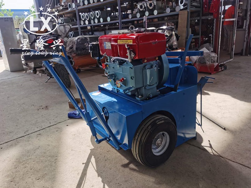 自走式柴油拌料機(jī) 自走式柴油拌料機(jī)